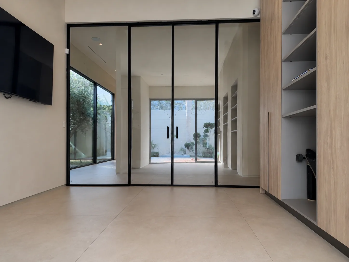 Aeres glass partition dividing a living space from a courtyard