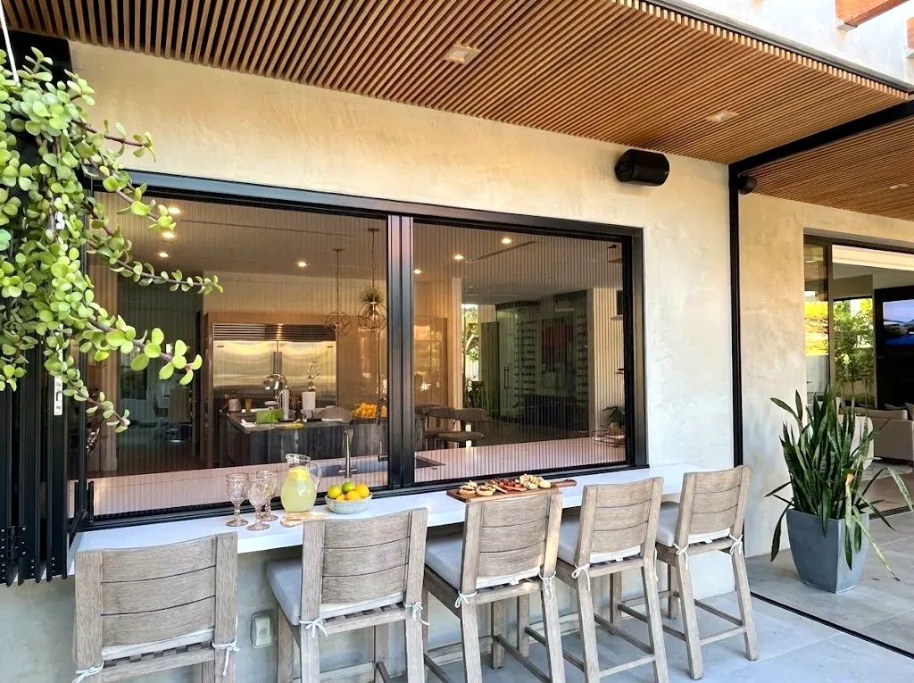 Aire pleated screen enclosing an outdoor bar and kitchen at an LA home